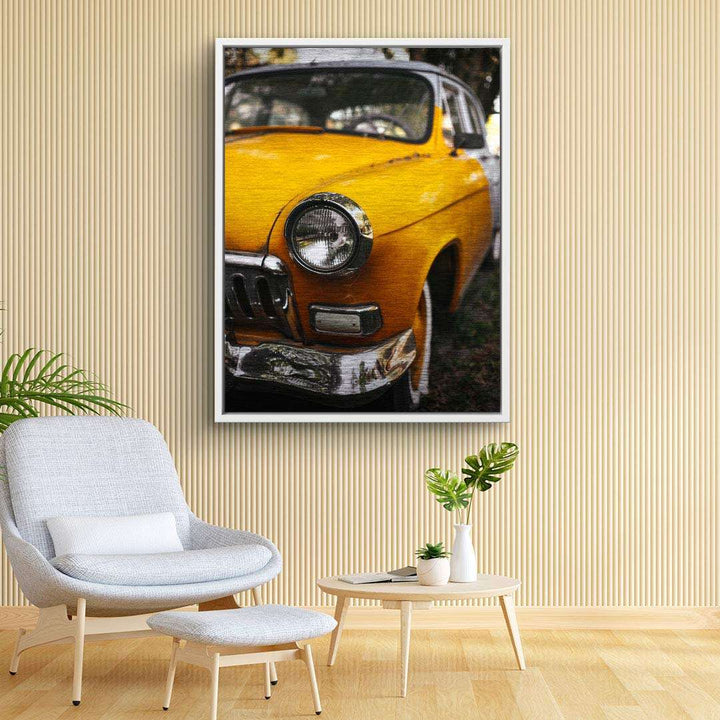 Wandbild mit gelbem Oldtimer-Auto im modernen Wohnzimmer, kreative Automobil-Kunst
