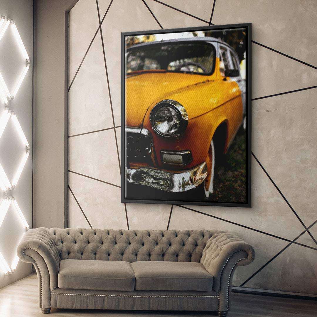 Modernes Wohnzimmer mit Leinwandbild eines gelben Oldtimers an geometrischer Wand
