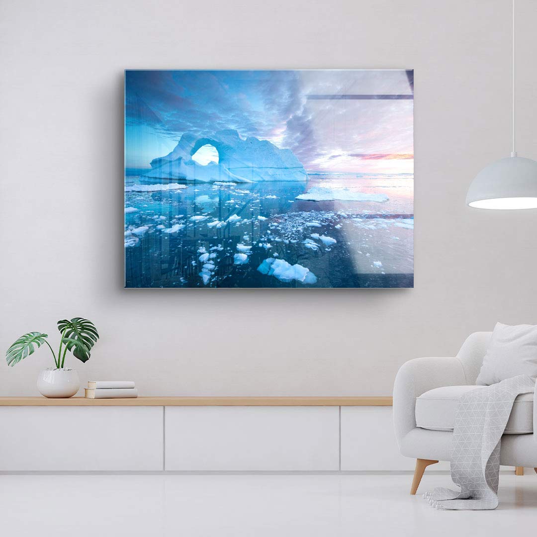 Moderne Wohnzimmerwand mit Leinwandbild, Eisberg und Polarlandschaft, helles Ambiente