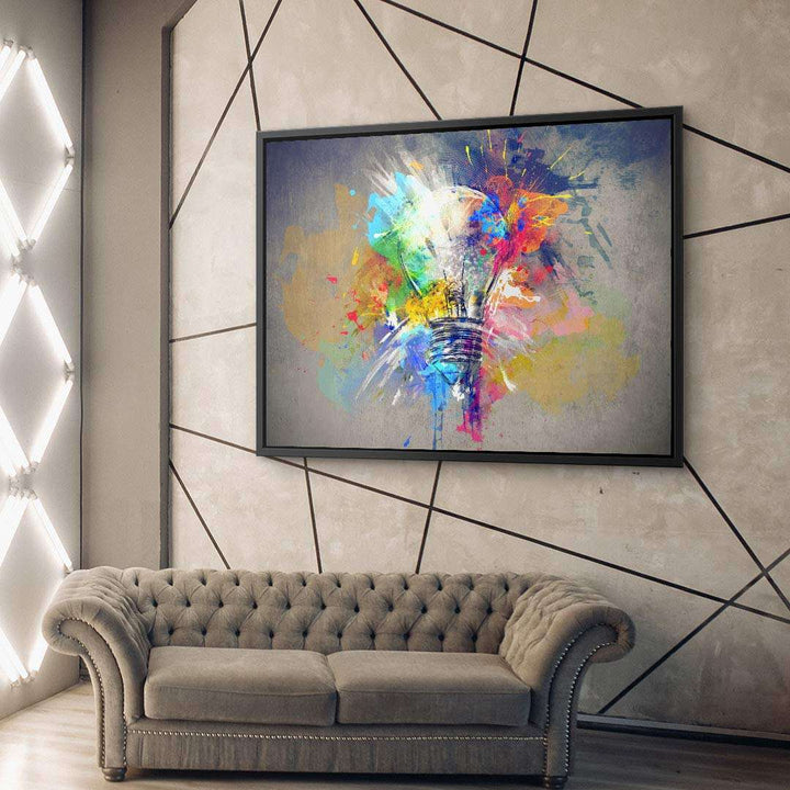 Modernes Wohnzimmer mit grauem Sofa und buntem Wandbild einer Glühbirne auf Leinwand