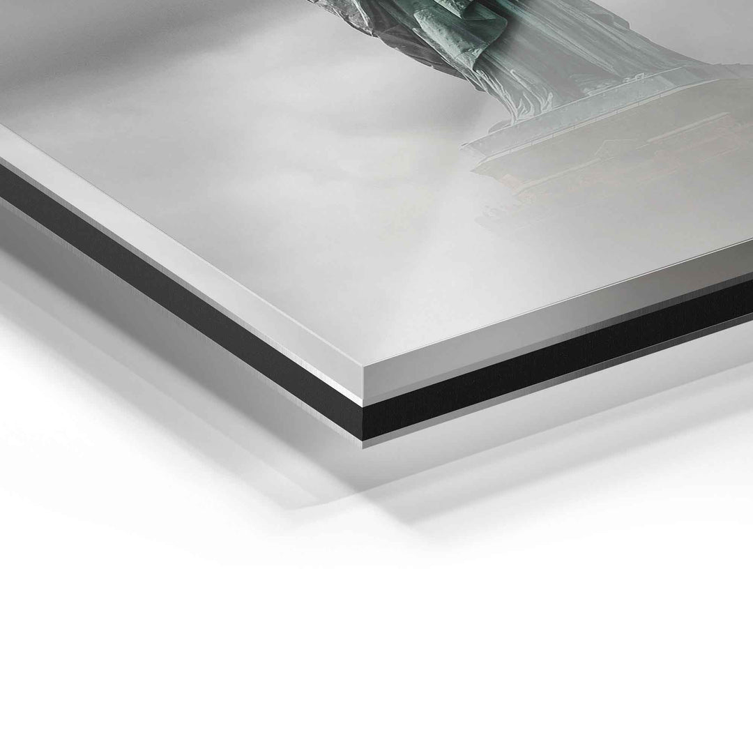 Detailaufnahme eines Wandbilds auf Acrylglas mit glänzender Kante und Statue-Motiv