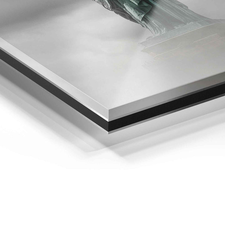 Detailaufnahme eines Wandbilds auf Acrylglas mit glänzender Kante und Statue-Motiv