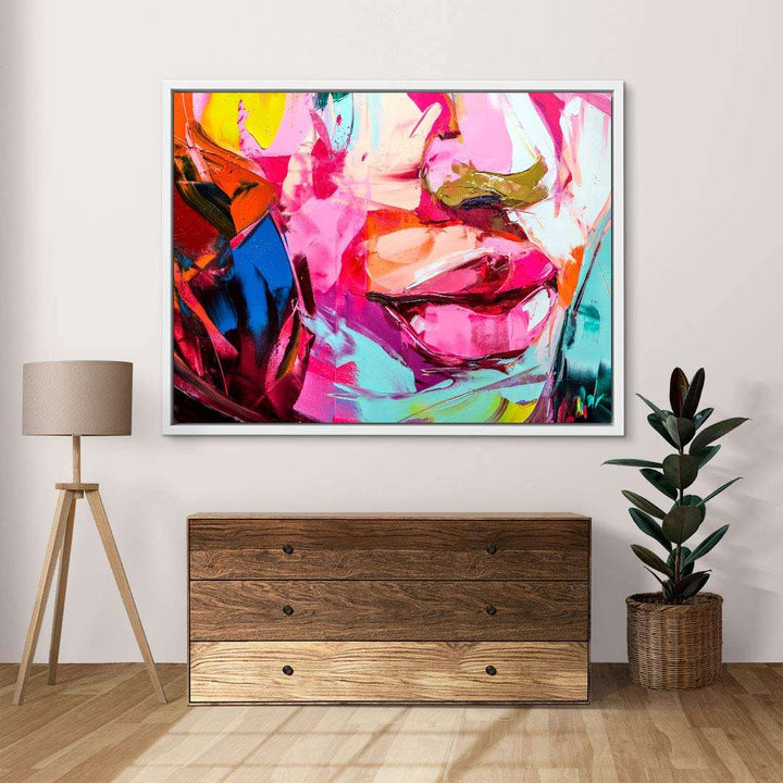 Abstraktes buntes Wandbild mit Gesichtsmotiv in modernem Wohnzimmer über Holzkommode