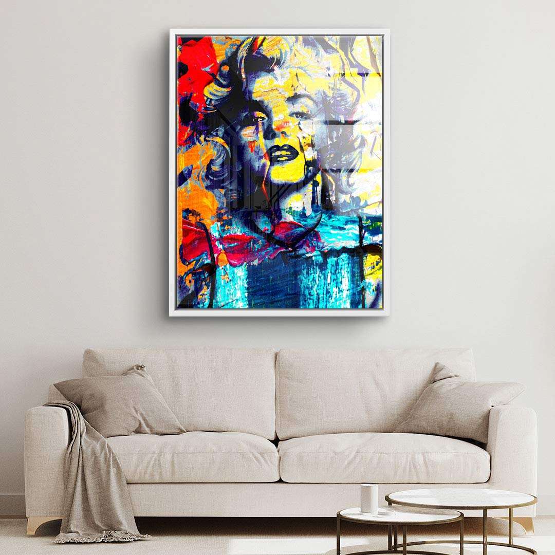 Modernes Pop Art Wandbild mit bunter Frauenporträt auf Leinwand über Sofa im Wohnzimmer