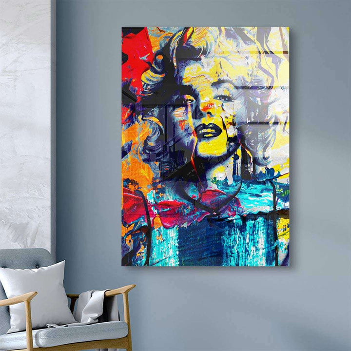Buntes Pop Art Wandbild mit Frauenporträt im modernen Wohnzimmer an blauer Wand
