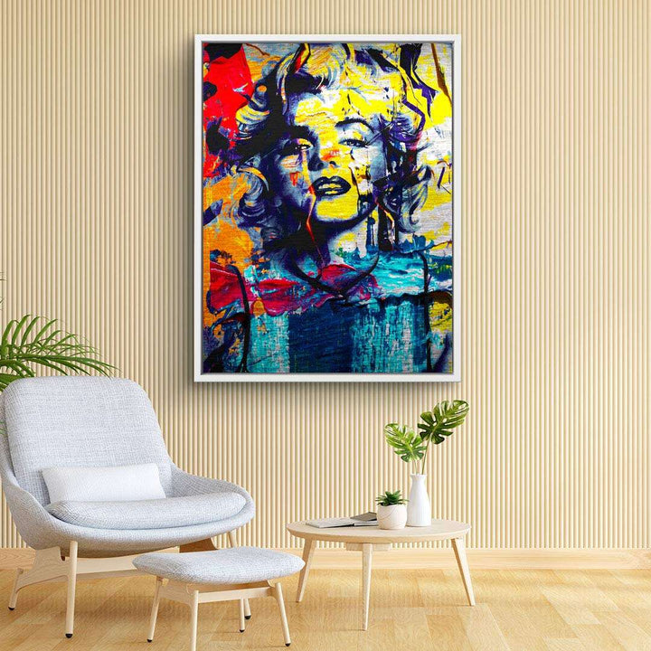 Modernes Pop Art Wandbild mit abstraktem Frauenporträt in bunten Farben im Wohnzimmer