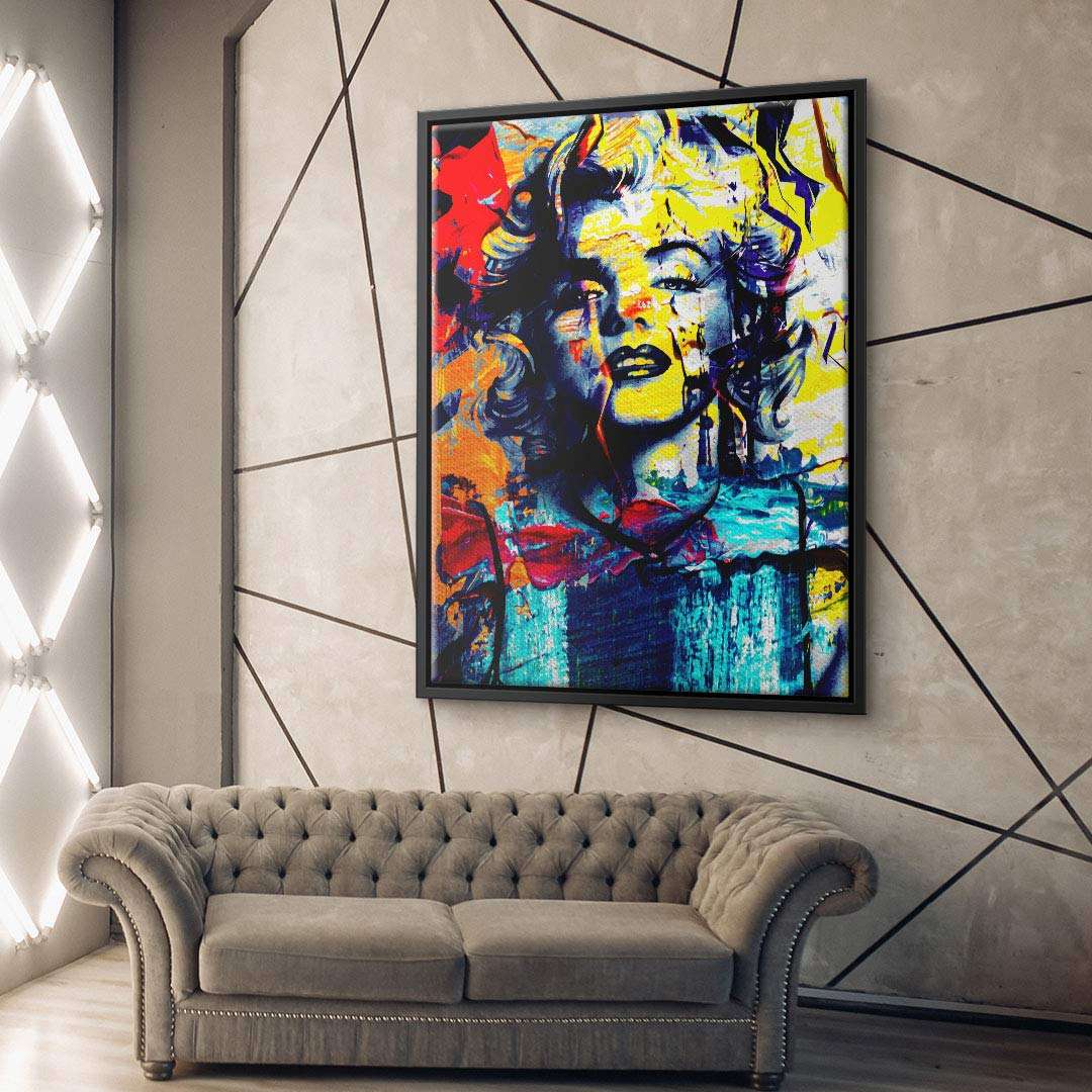 Modernes Wohnzimmer mit buntem Pop Art Wandbild einer Frau über einem grauen Sofa