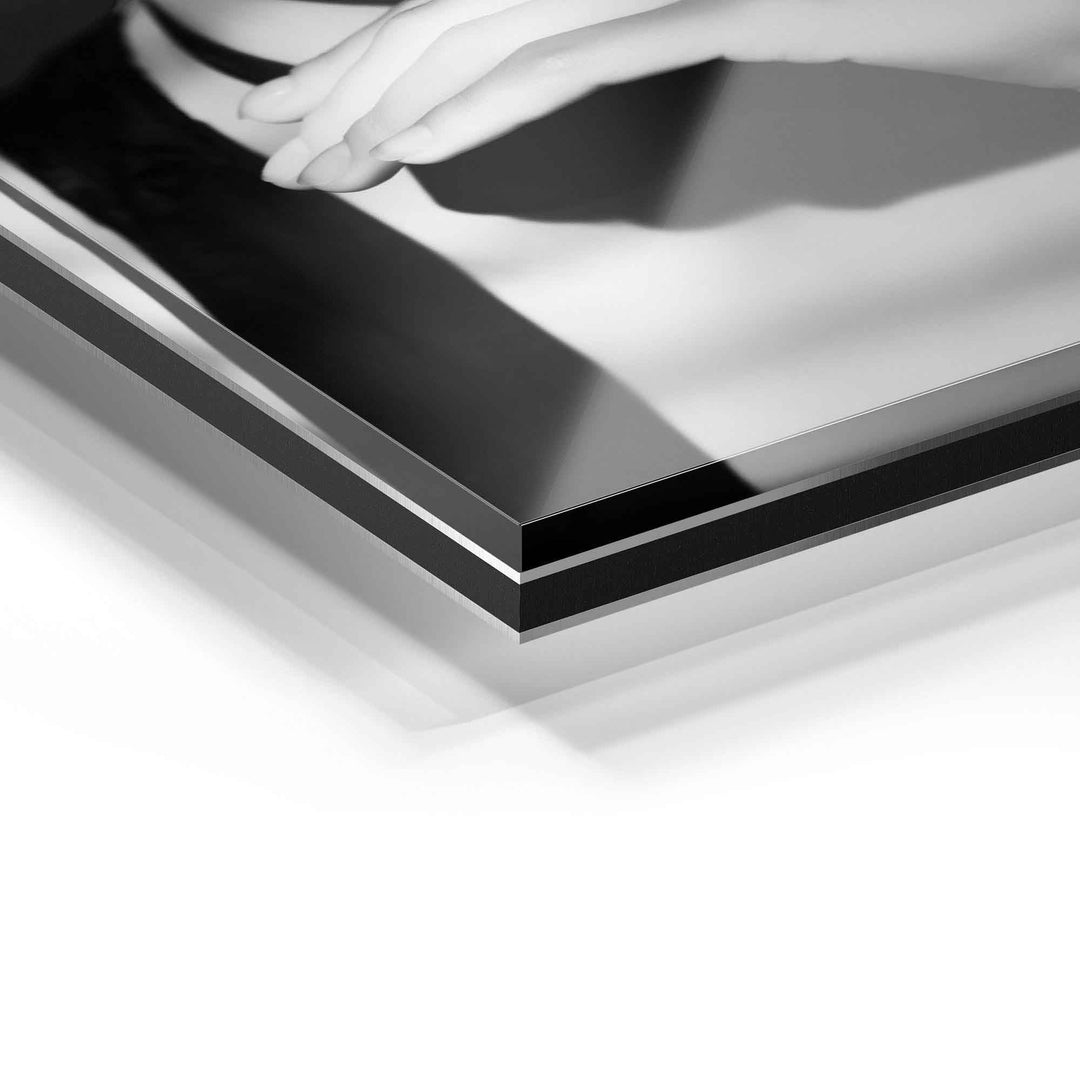Detailaufnahme Acrylglas Wandbild mit moderner, spiegelnder Oberfläche und Handmotiv in Schwarz-Weiß.