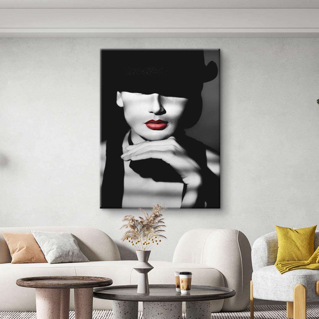 Modernes Wandbild mit stilisiertem Porträt einer Frau mit rotem Lippenstift im Wohnzimmer