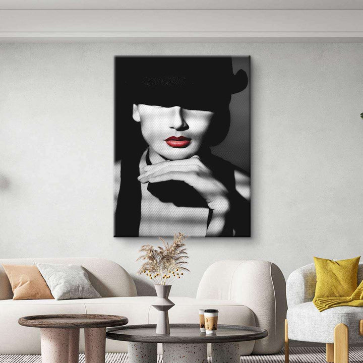 Modernes Wandbild mit stilisiertem Porträt einer Frau mit rotem Lippenstift im Wohnzimmer