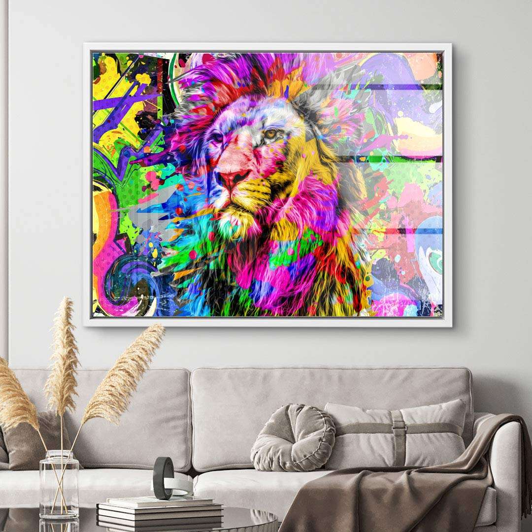 Modernes Wandbild mit buntem Löwen im Pop Art Stil auf Leinwand über Sofa im Wohnzimmer