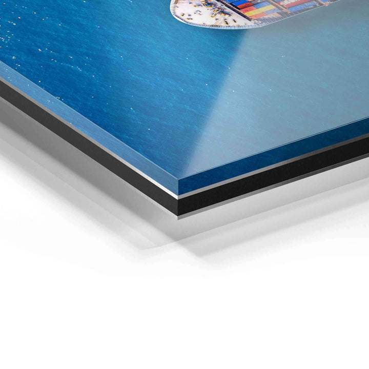 Detailansicht Wandbild auf Acrylglas mit maritimer Szene und leuchtend blauem Wasser