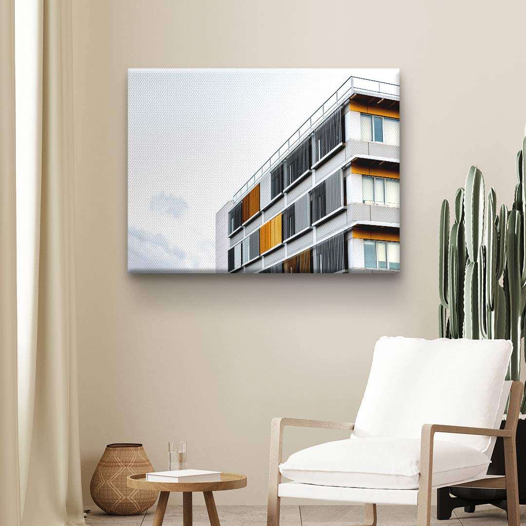 Modernes Architektur-Wandbild mit geometrischem Gebäude und gelben Akzenten im Wohnzimmer