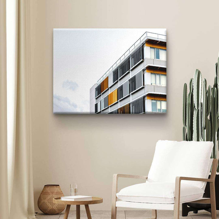 Modernes Architektur-Wandbild mit geometrischem Gebäude und gelben Akzenten im Wohnzimmer