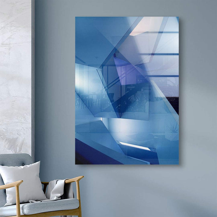 Modernes Wandbild mit abstraktem, blauen geometrischen Design im Wohnzimmer an grauer Wand