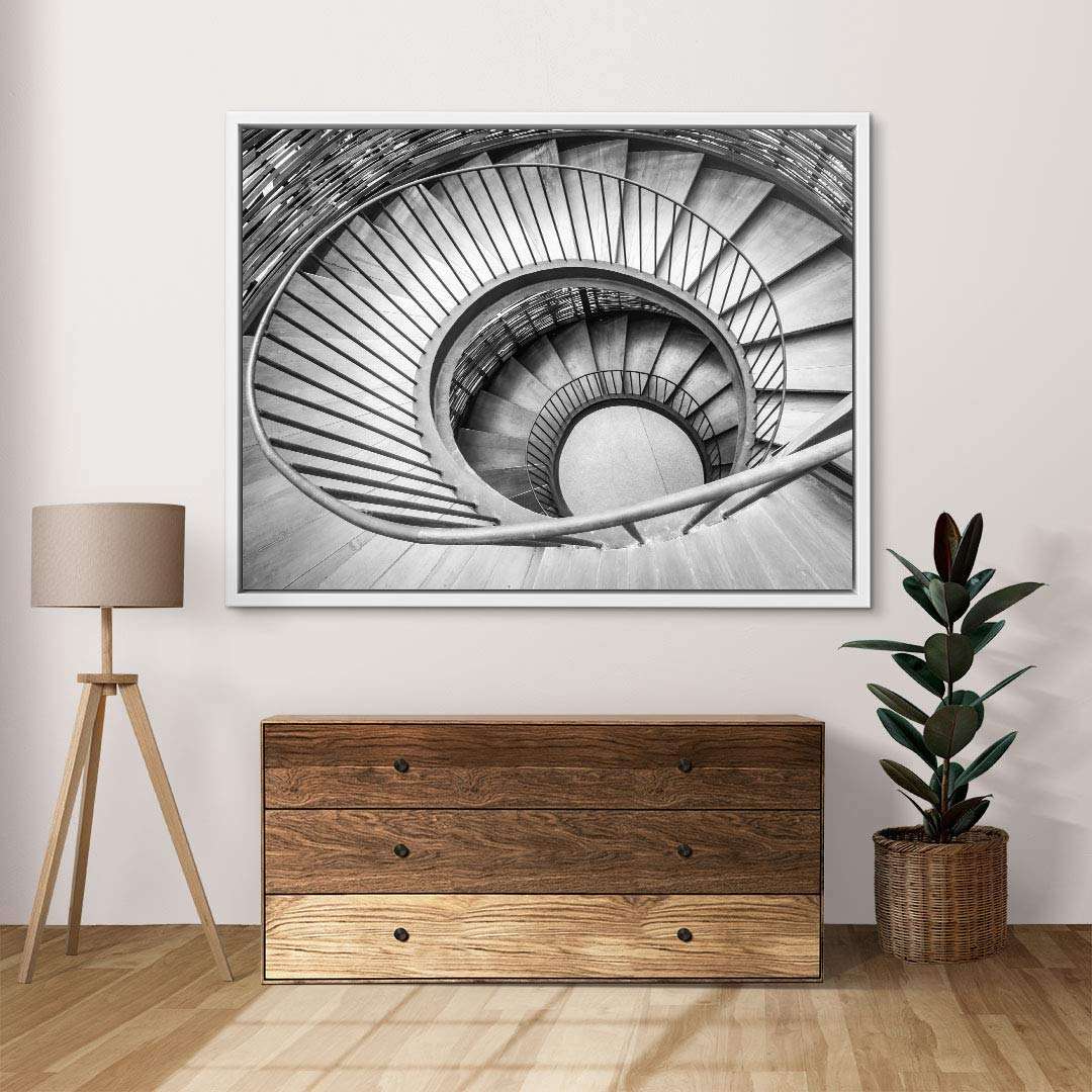 Modernes Wohnzimmer mit Leinwandbild einer schwarz-weißen Spiral-Treppe, minimalistische Einrichtung