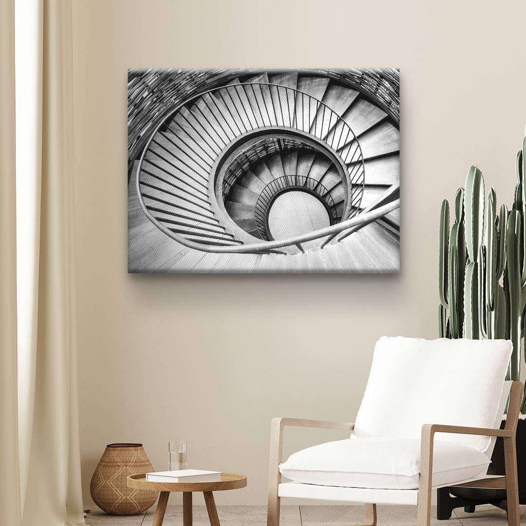 Modernes Wohnzimmer mit schwarz-weißem Leinwandbild einer spiralförmigen Treppe an der Wand.