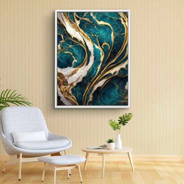 Abstraktes Wandbild mit goldenen und türkisfarbenen Marmorstrukturen im modernen Wohnzimmer