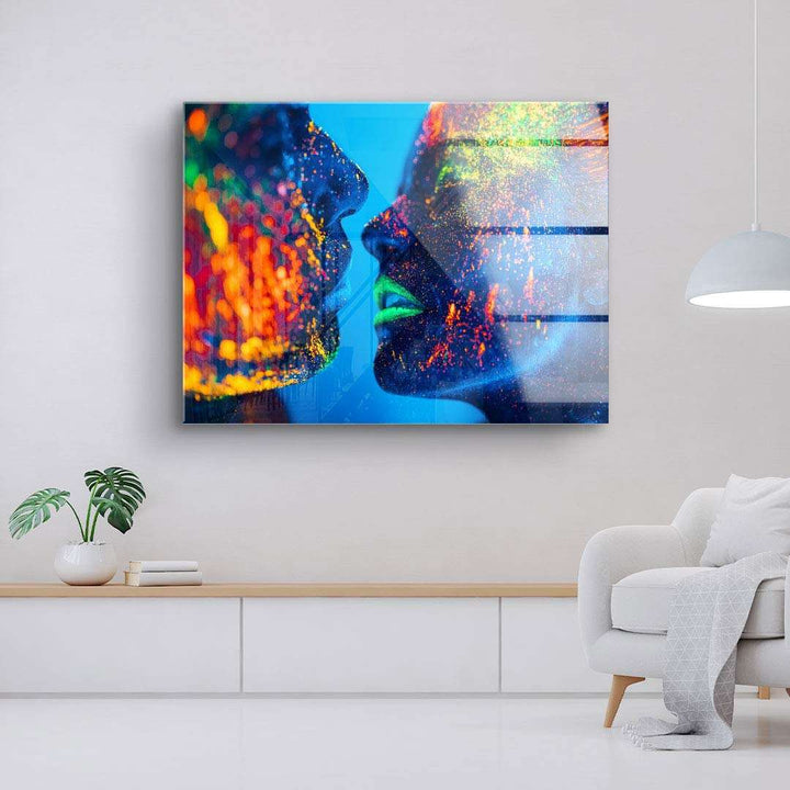 Modernes Wandbild mit abstrakten, farbenfrohen Gesichtern in Neonfarben auf Leinwand im Wohnzimmer