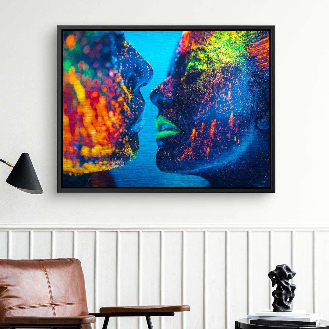 Modernes Wandbild mit zwei Gesichtern in Neonfarben auf blauem Hintergrund, Wohnzimmerdeko