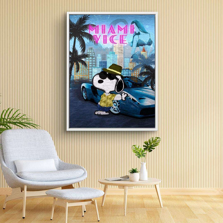 Modernes Wandbild mit Comic-Hund, Sportwagen, Palmen und Miami Vice Schriftzug im Wohnzimmer