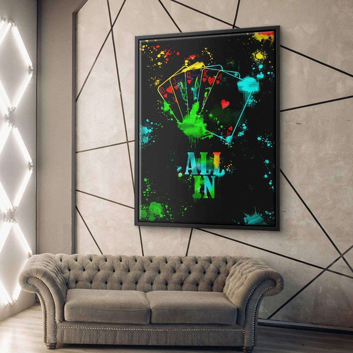 Modernes Wandbild mit Pokerkarten und bunten Farbspritzern über Sofa im Wohnzimmer