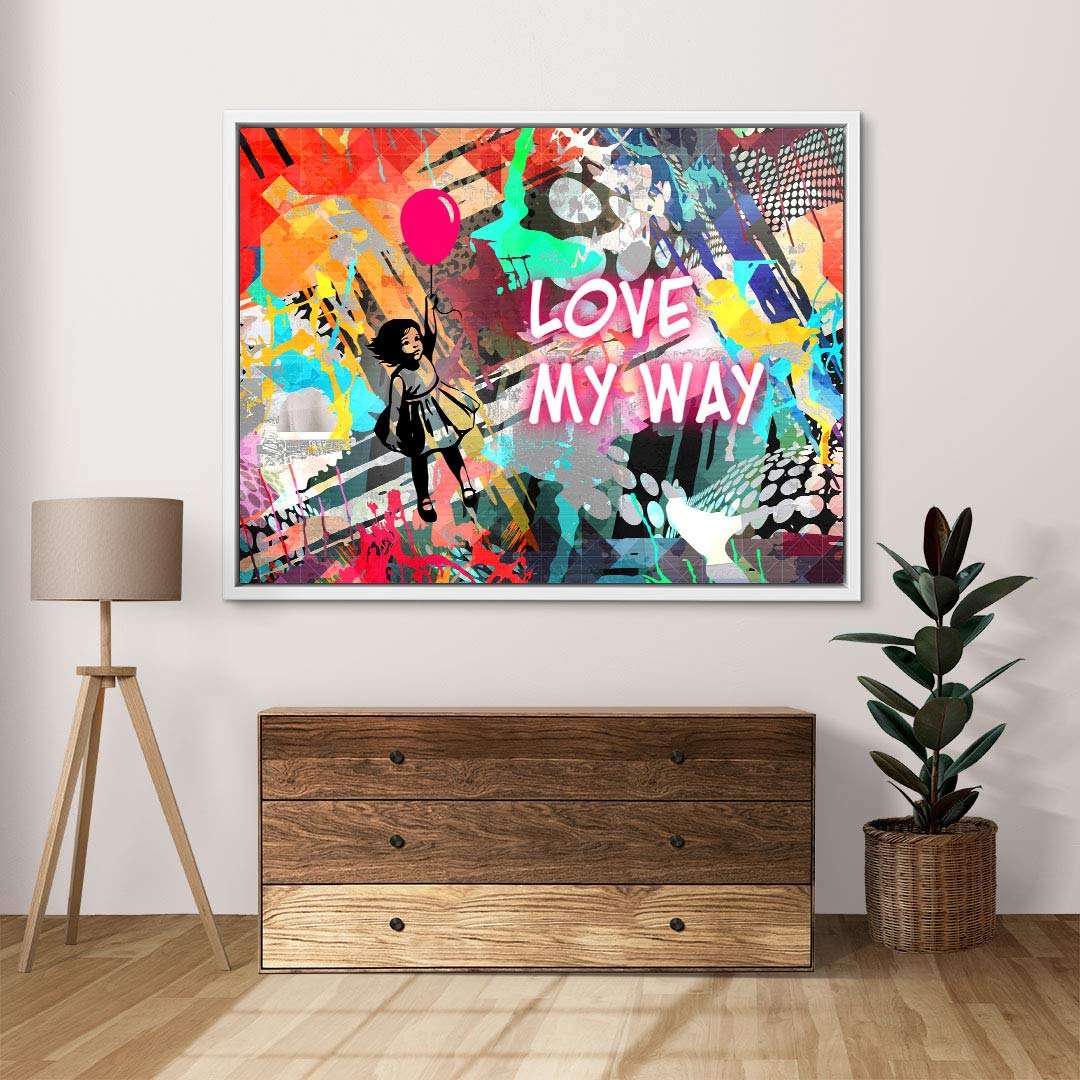 Modernes Wohnzimmer mit buntem Pop Art Wandbild, Schriftzug 'LOVE MY WAY', Mädchen mit Ballon