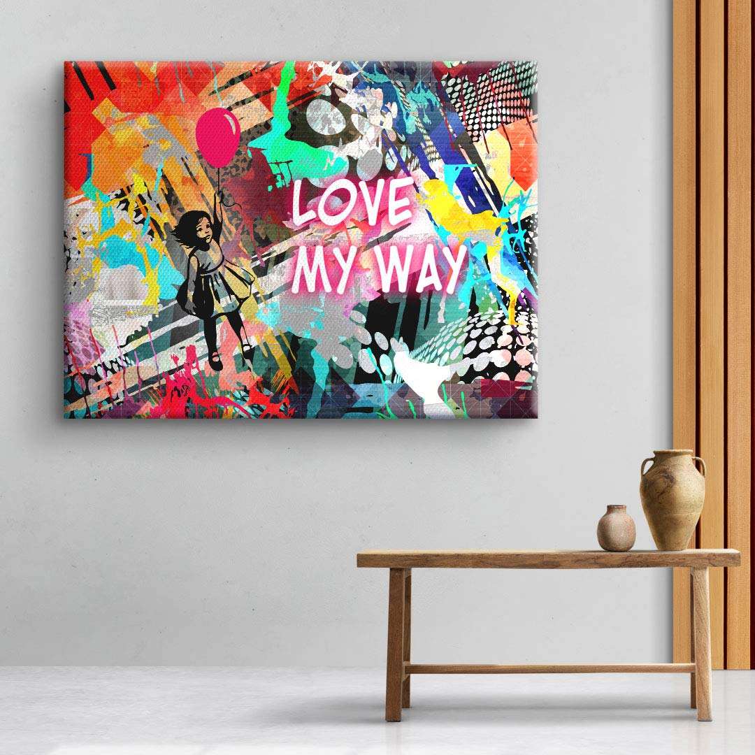 Buntes Pop Art Wandbild mit Mädchen, Luftballon und Schriftzug 'Love My Way' im Wohnzimmer