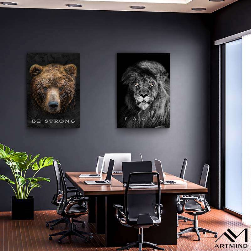 Modernes Büro mit Leinwandbildern von Bär und Löwe, motivierende Wandbilder an dunkler Wand