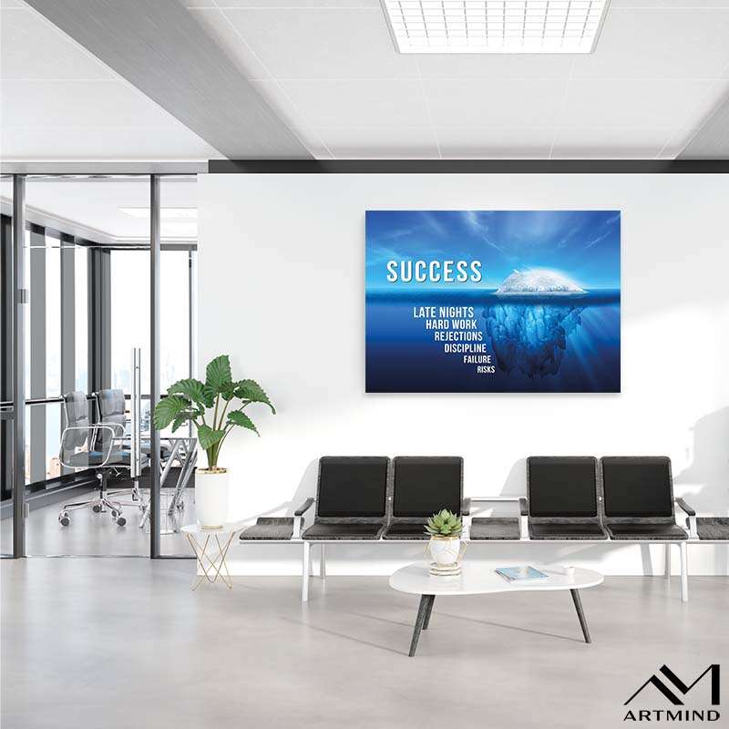 Modernes Büro mit Wandbild Eisberg und Motivationsspruch zum Thema Erfolg, Wartebereich.