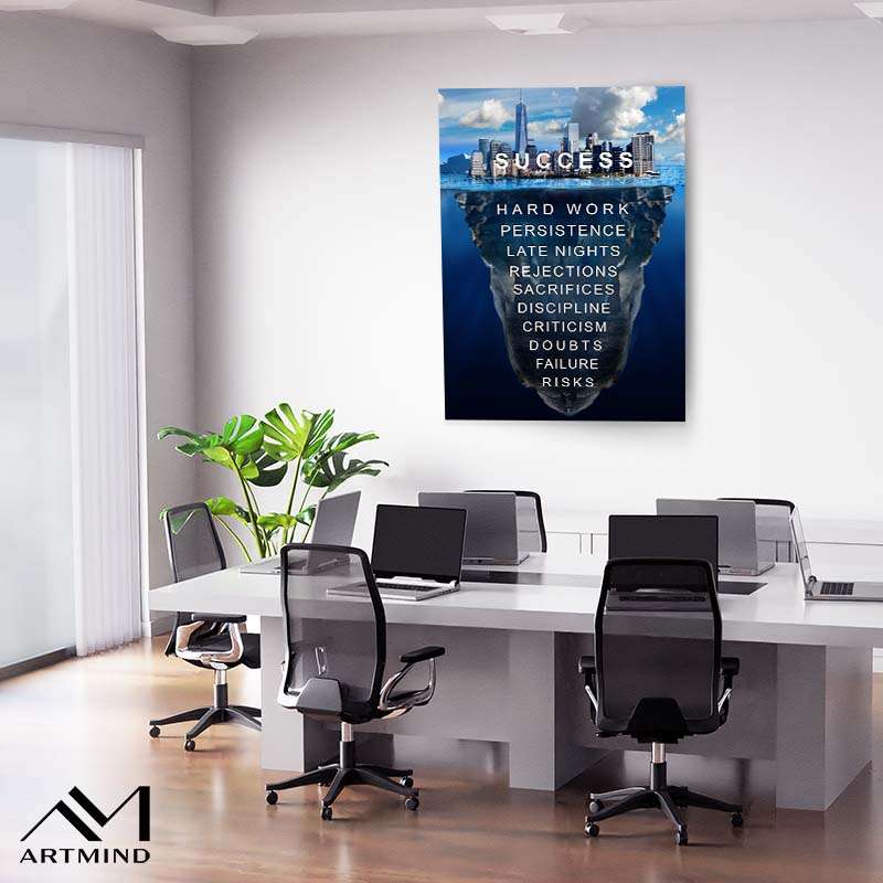 Modernes Büro mit weißem Tisch, Motivationsbild mit Eisberg und Success-Zitat an der Wand