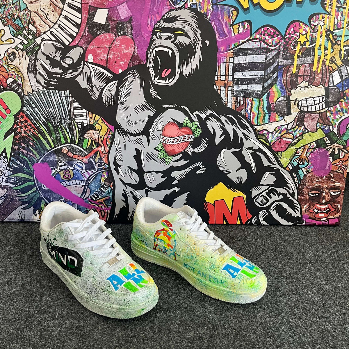 Bunte Sneaker vor Pop Art Wandbild mit brüllendem Gorilla, moderner urbaner Kunststil