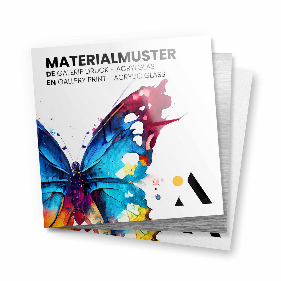 Materialmuster-Set mit bunter Schmetterling Illustration auf Acrylglas, Aluminium und Papier.