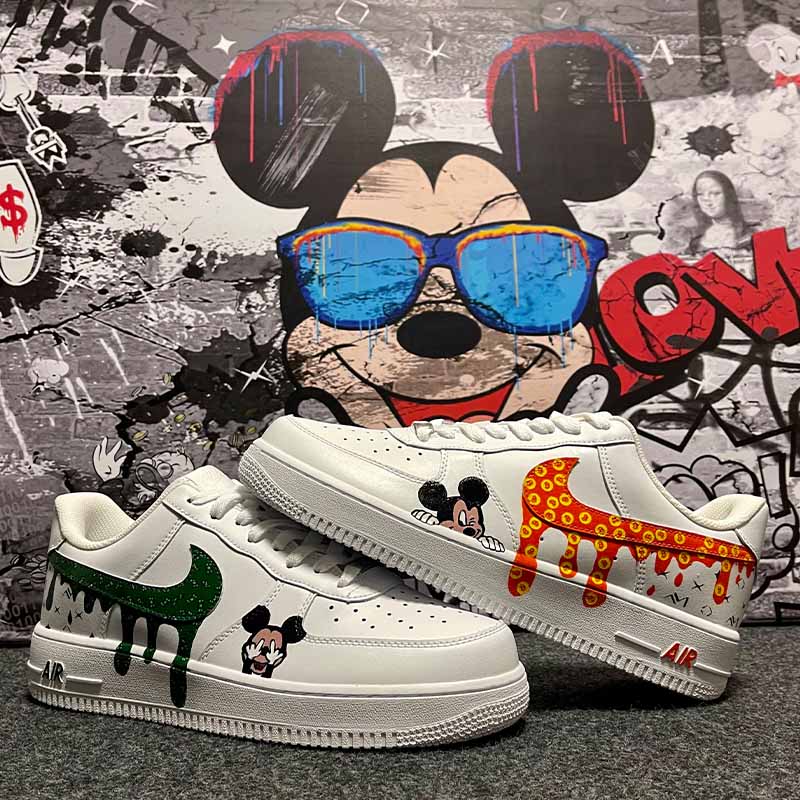Weiße Sneaker mit Comics-Grafik, bunte Sohle, Streetart-Wandbild im Hintergrund