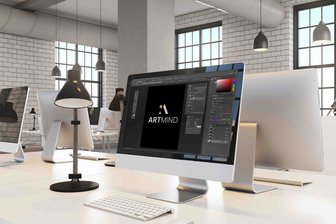 Modernes Büro mit iMac, Designsoftware offen, große Fenster, industrielle Einrichtung