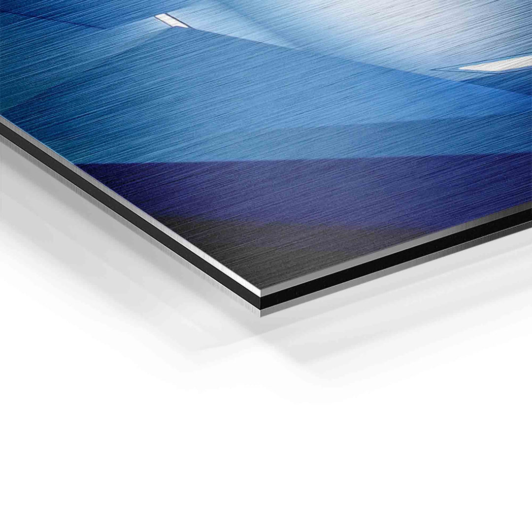Detailansicht eines modernen Wandbilds mit blauen Farbtönen auf Aluminium, gebürstete Oberfläche