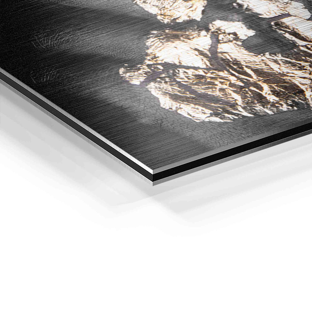 Detailaufnahme Wandbild mit goldenem Gesicht, gebürstete Aluminium-Oberfläche, moderner Kunstdruck