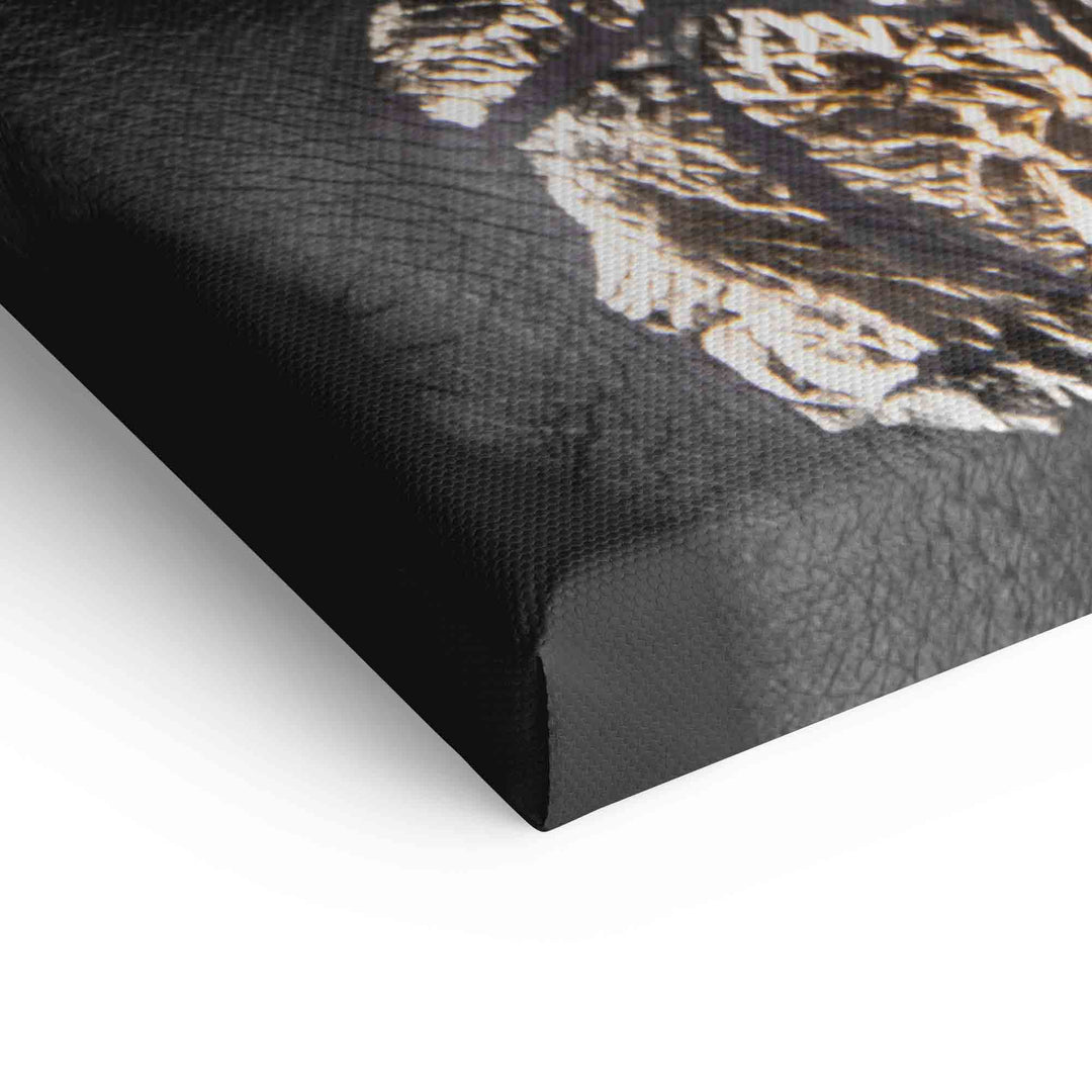 Detailaufnahme schwarzes Leinwandbild mit goldenem Gesicht auf Keilrahmen, moderne Wandkunst