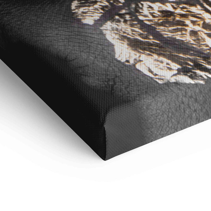 Detailaufnahme schwarzes Leinwandbild mit goldenem Gesicht auf Keilrahmen, moderne Wandkunst
