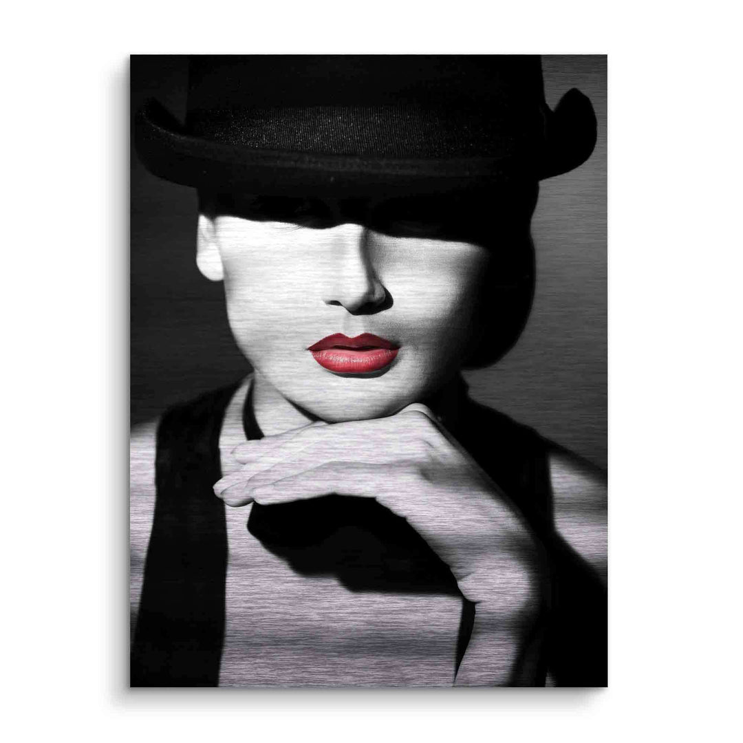 Schwarz-weiß Portrait Wandbild mit Hut, roten Lippen und markantem Licht-Schatten-Effekt