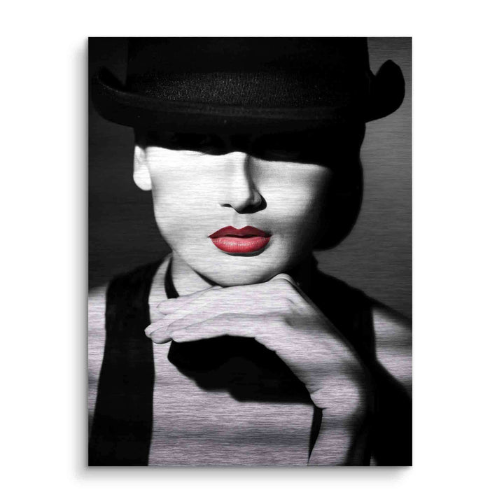 Schwarz-weiß Portrait Wandbild mit Hut, roten Lippen und markantem Licht-Schatten-Effekt