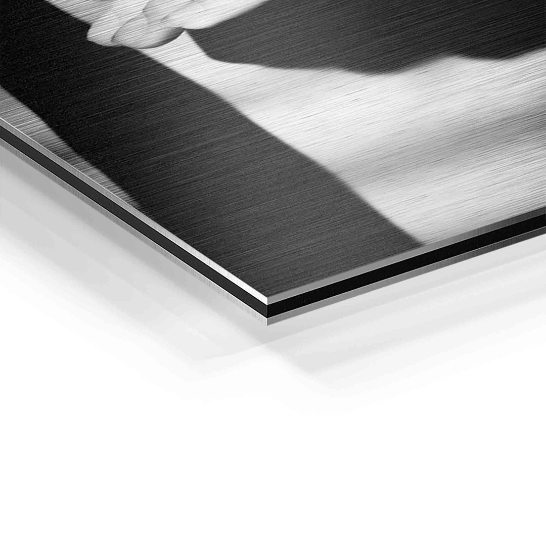 Detailaufnahme eines schwarz-weißen Porträts als Aluminium Wandbild mit gebürsteter Oberfläche