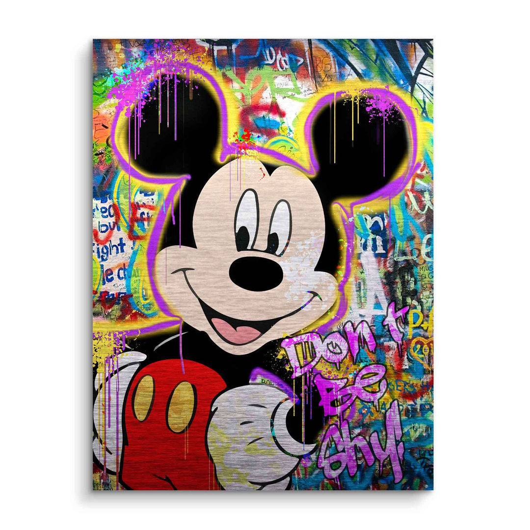 Buntes Pop Art Wandbild mit Comic-Maus vor Graffiti-Hintergrund und Schriftzug Don't Be Shy
