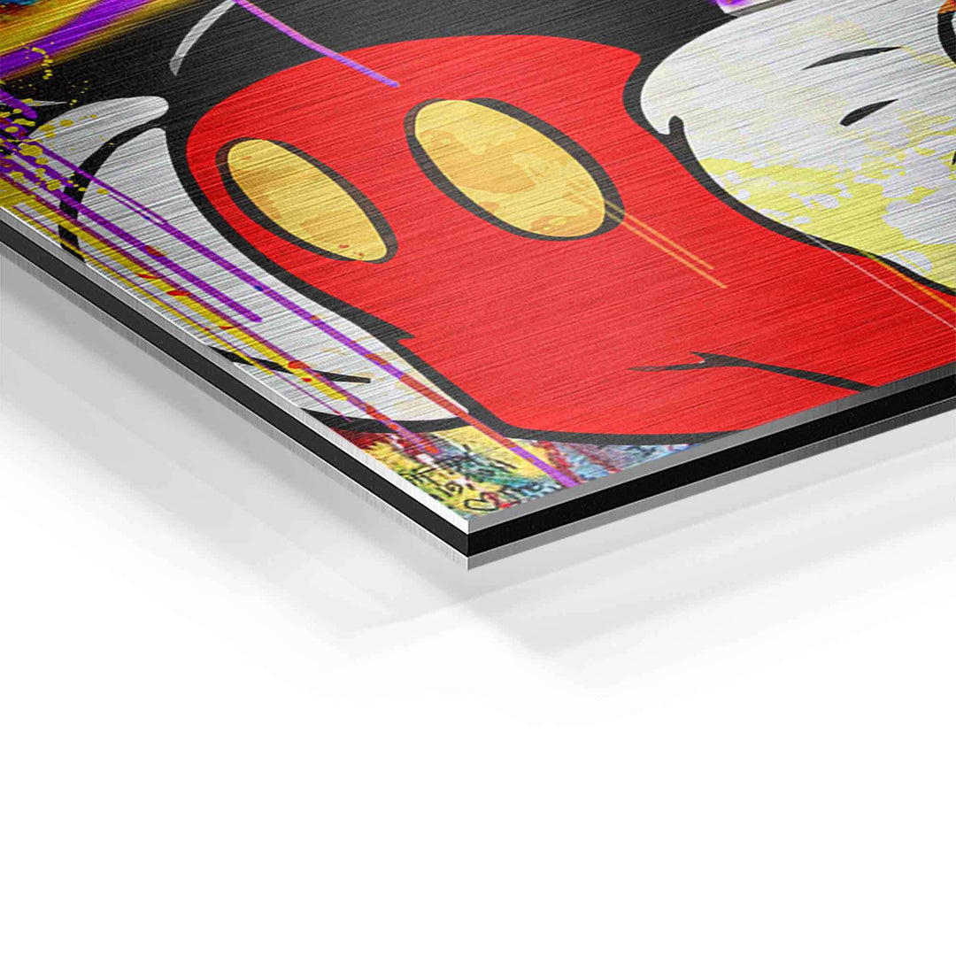 Detailaufnahme buntes Comic-Wandbild mit Micky-Maus-Motiv auf gebürstetem Aluminium