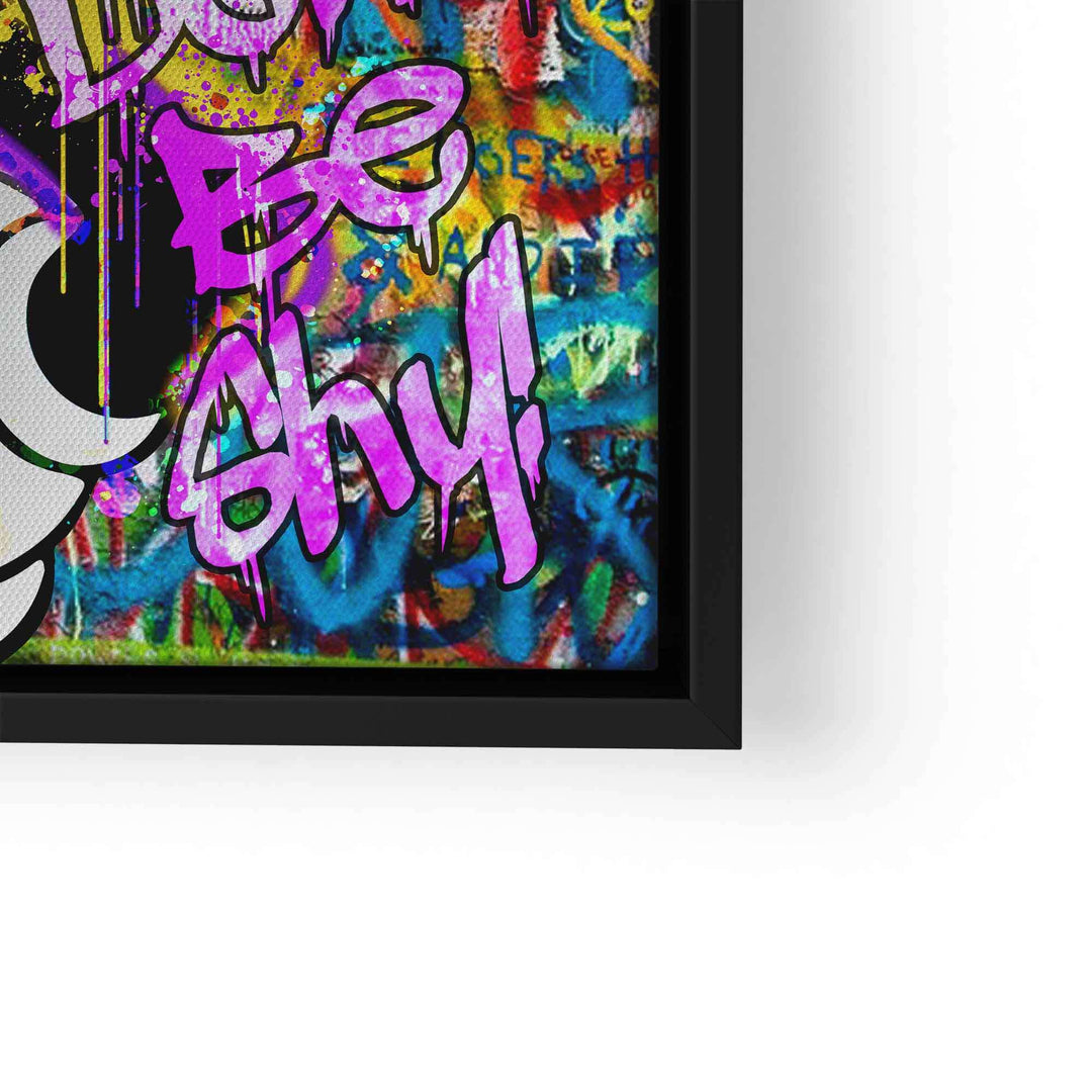 Buntes Comic-Wandbild mit Graffiti, Spruch 'Don't be shy!' und Pop Art Stil im schwarzen Rahmen