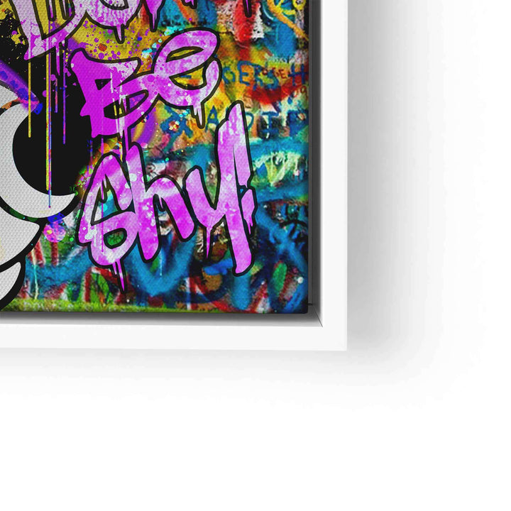 Buntes Pop Art Wandbild mit Comic-Motiv und Graffiti-Schriftzug 'Be Shy'.