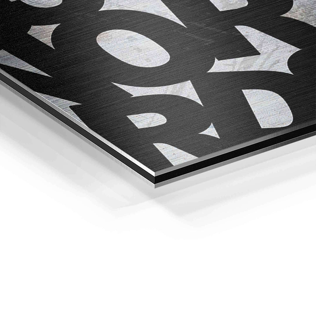 Detailansicht Motivationsbild mit schwarzer Typografie auf gebürstetem Aluminium