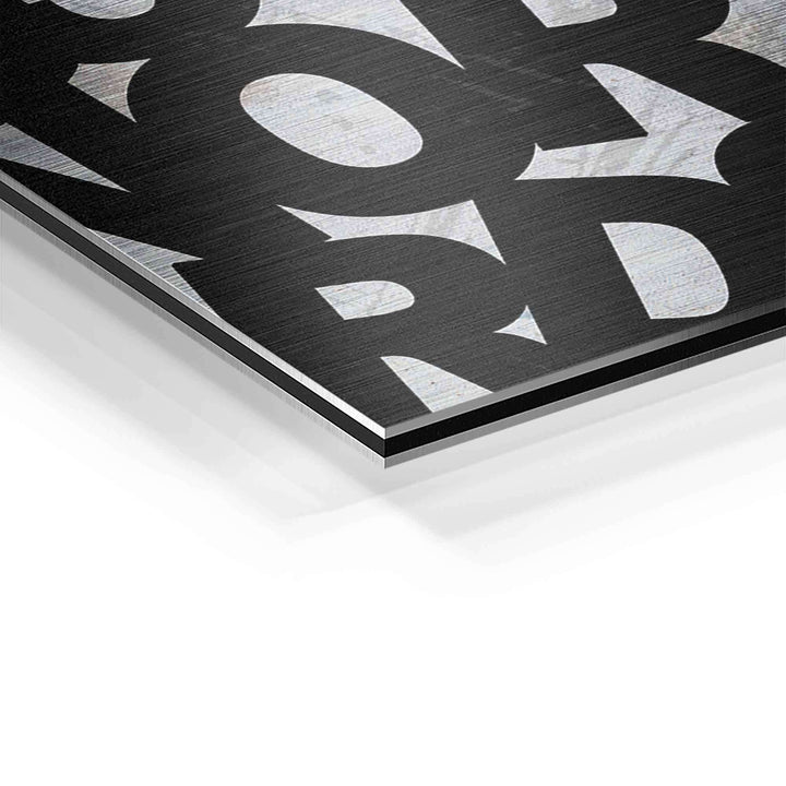 Detailansicht Motivationsbild mit schwarzer Typografie auf gebürstetem Aluminium