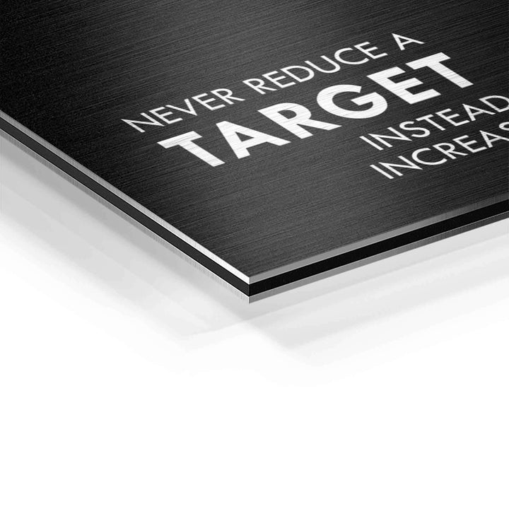 Motivationsbild Detail auf gebürstetem Aluminium mit englischem Spruch in Weiß
