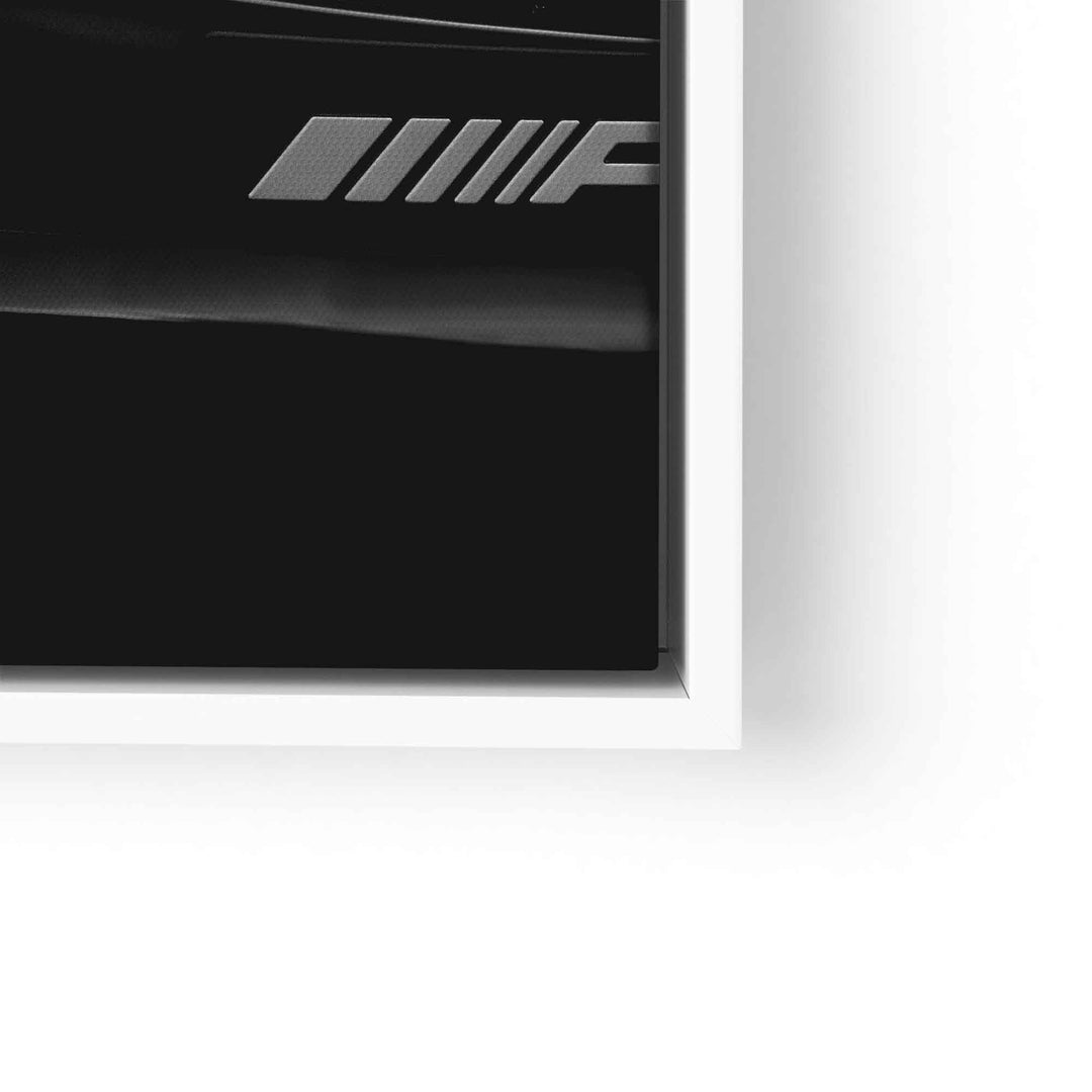 Modernes Motivationsbild in Schwarz-Weiß mit sportlichem AMG Element im weißen Rahmen
